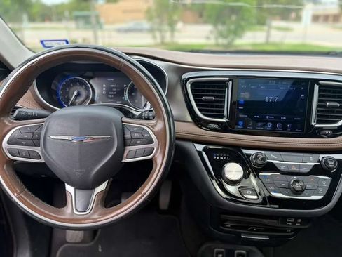 Used 2017 Chrysler Pacifica Limited w/ UConnect Theater Package FWD image 11