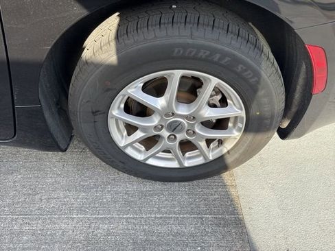 Used 2023 Chrysler Voyager LX image 18