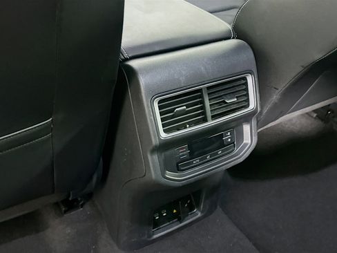 Used 2025 Volkswagen Atlas SE image 27