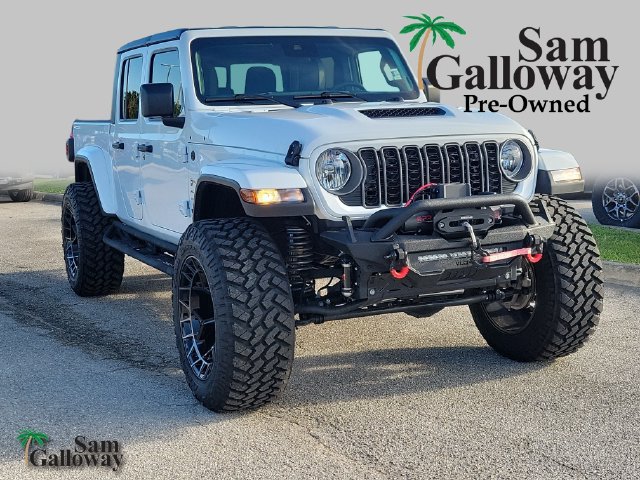 Used 2025 Jeep Gladiator Sport AWD/4WD image 1