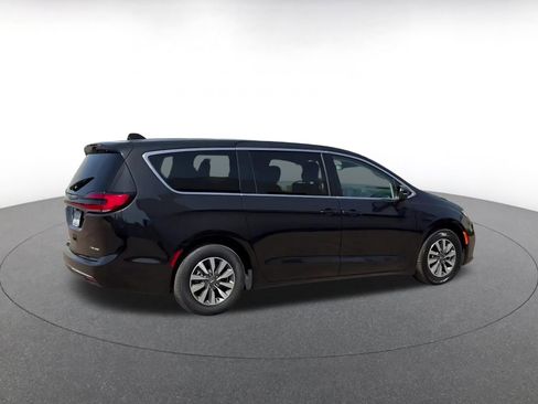 Used 2023 Chrysler Pacifica Touring-L image 15