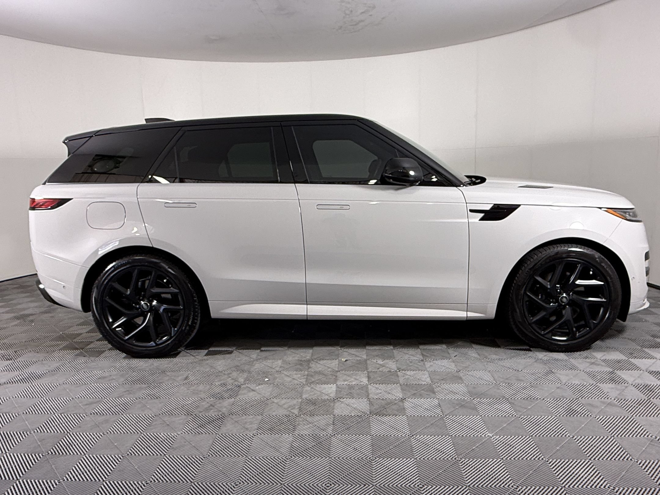 Used 2024 Land Rover Range Rover Sport Dynamic SE AWD/4WD image 8