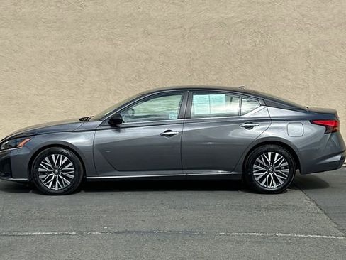 Used 2025 Nissan Altima 2.5 SV FWD image 10