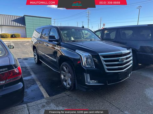 Used 2017 Cadillac Escalade ESV Luxury image 2