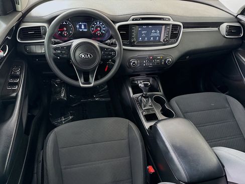 Used 2018 Kia Sorento FWD image 17