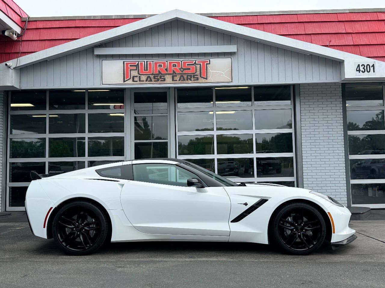 Used 2018 Chevrolet Corvette Stingray Coupe w/ Carbon Flash Badge Package RWD image 2