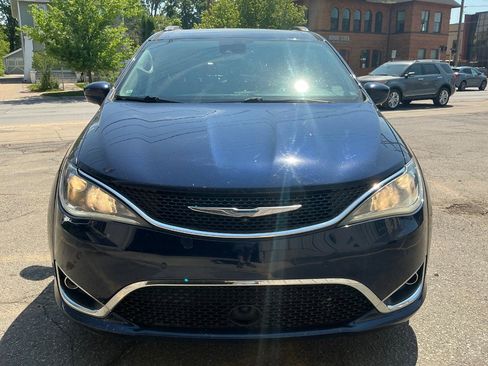 Used 2017 Chrysler Pacifica Touring-L Plus w/ Advanced Safetytec Group FWD image 8