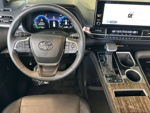 Certified 2025 Toyota Sienna Limited FWD image 18