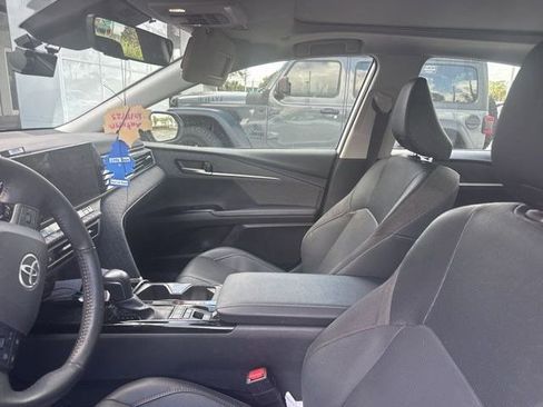 Used 2025 Toyota Camry XLE FWD image 4