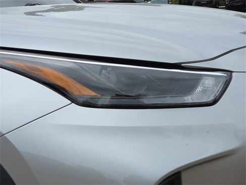 Used 2023 Toyota Highlander L image 4