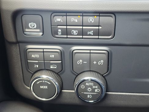 New 2025 Chevrolet Suburban Premier AWD/4WD image 23