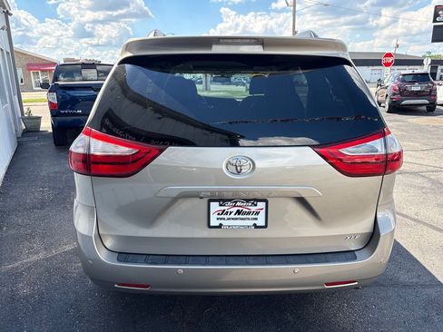 Used 2017 Toyota Sienna XLE w/ XLE Navigation Package FWD image 4