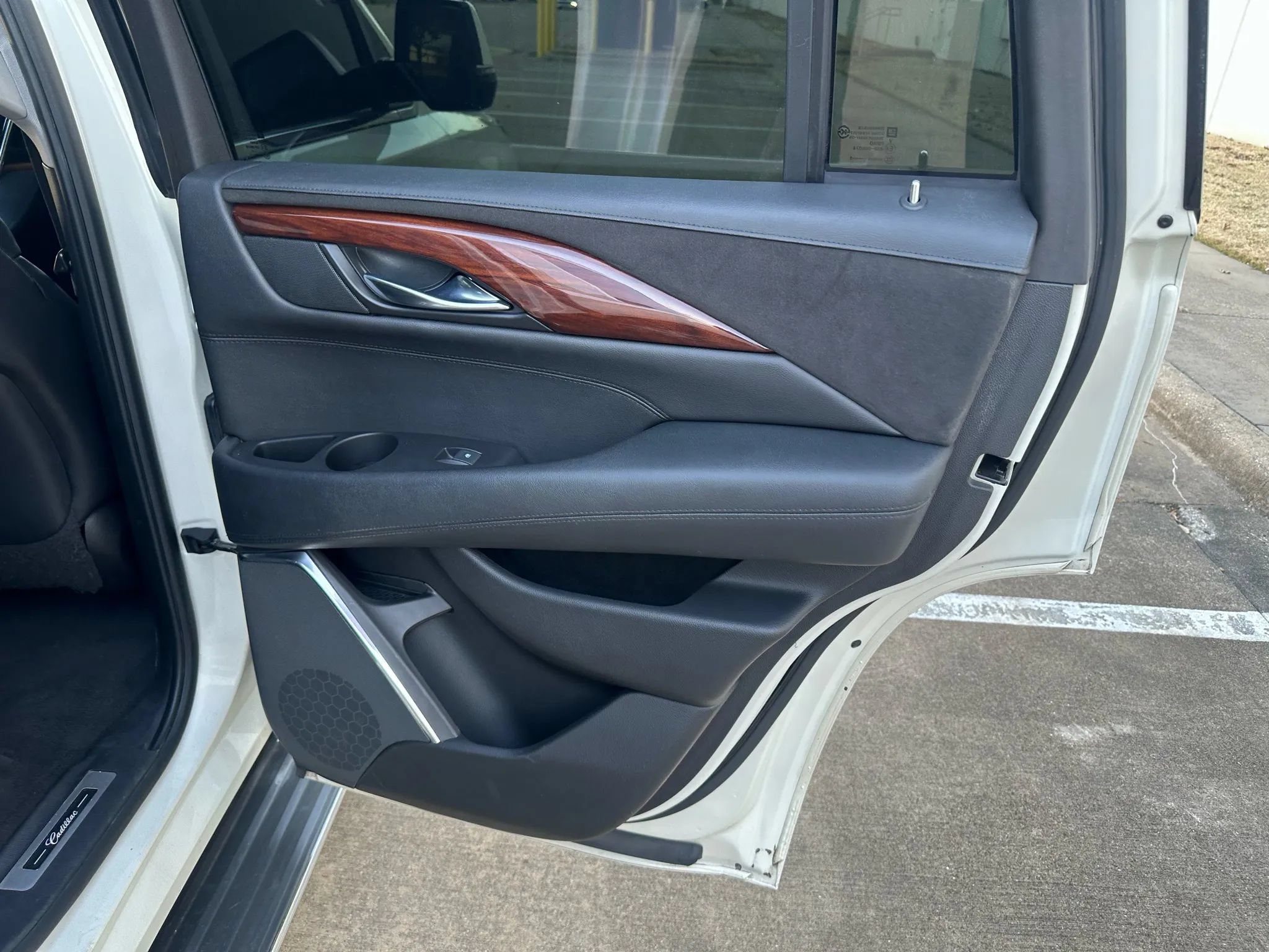 Used 2015 Cadillac Escalade Luxury AWD/4WD image 25
