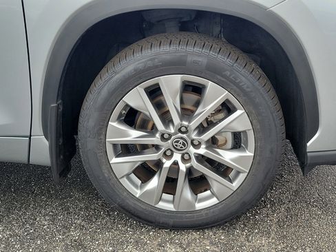 Used 2023 Toyota Highlander LE image 7