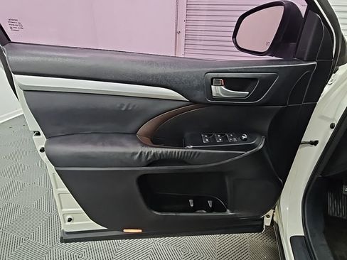 Used 2015 Toyota Highlander XLE image 32