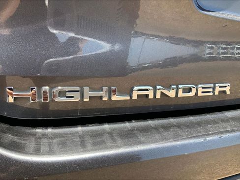 Used 2021 Toyota Highlander LE FWD image 33