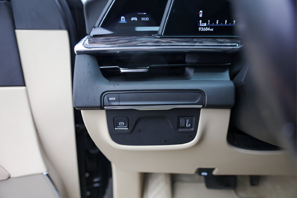 Used 2021 Cadillac Escalade Premium Luxury RWD image 16
