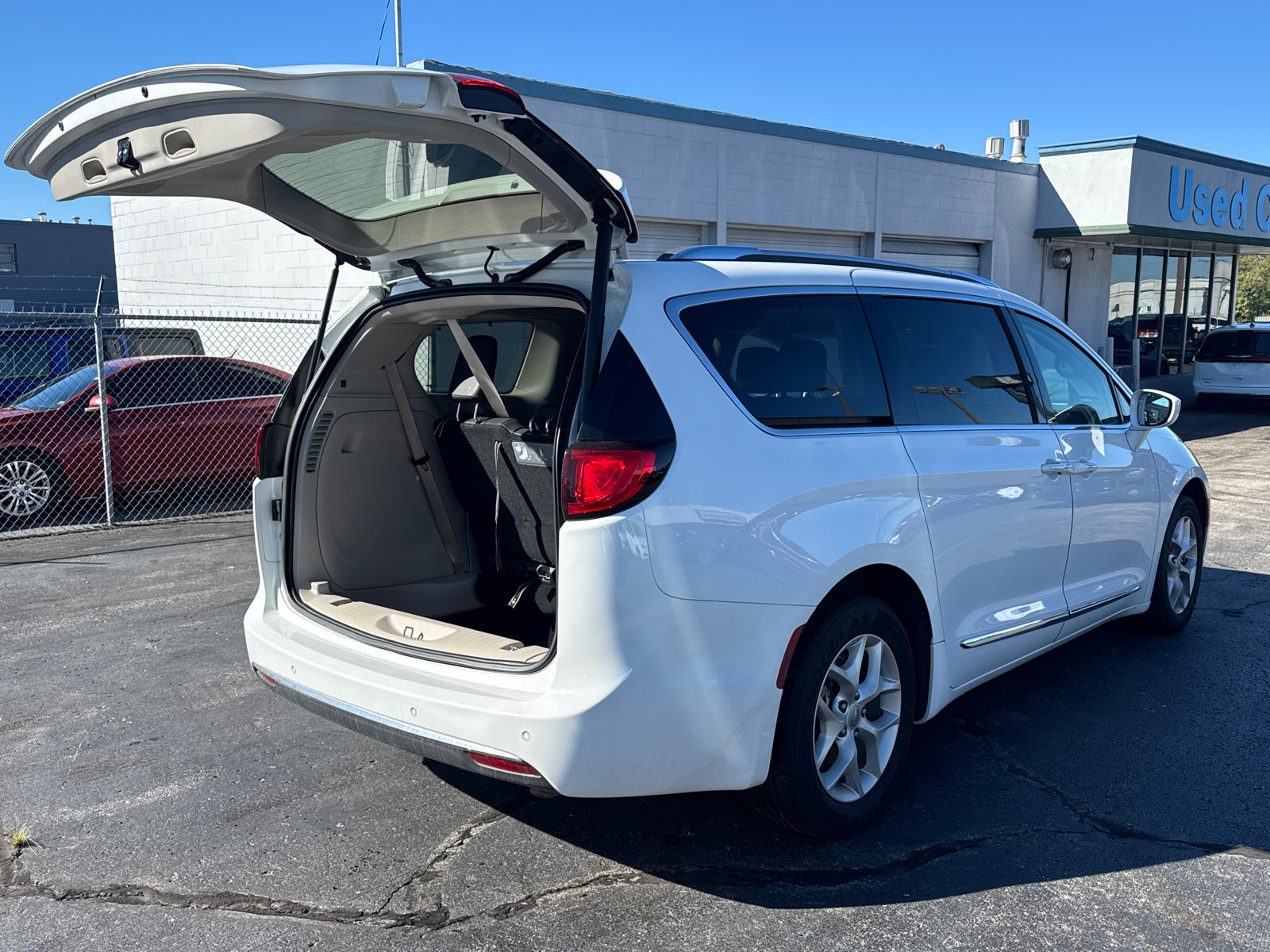 Used 2020 Chrysler Pacifica Touring-L Plus w/ Tire & Wheel Group FWD image 17