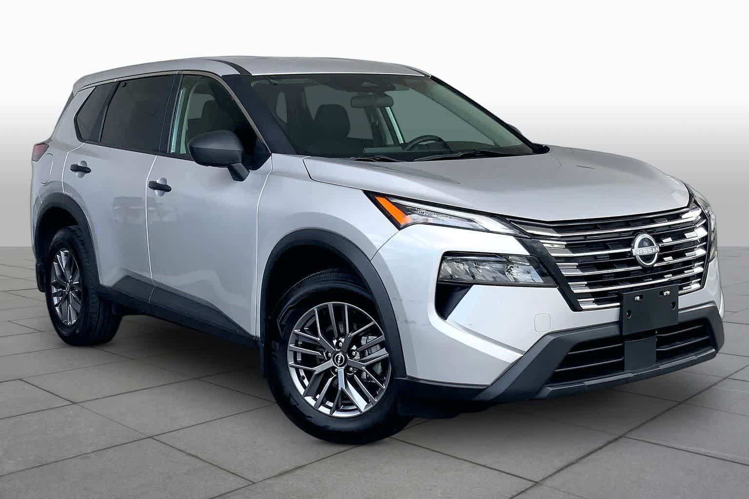 Used 2024 Nissan Rogue S AWD/4WD image 3