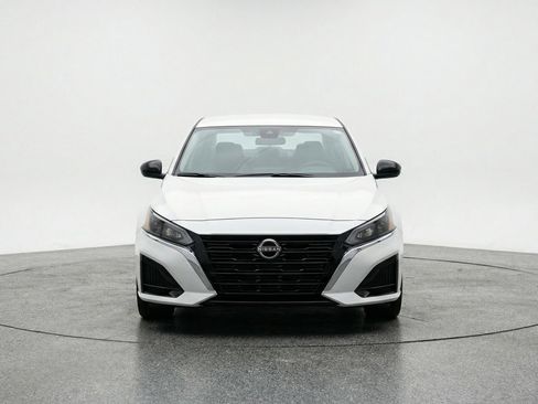 Used 2025 Nissan Altima 2.5 SV image 2