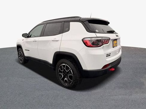 Used 2026 Jeep Compass Trailhawk AWD/4WD image 2