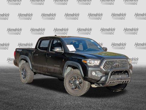 Used 2018 Toyota Tacoma TRD Off-Road image 2