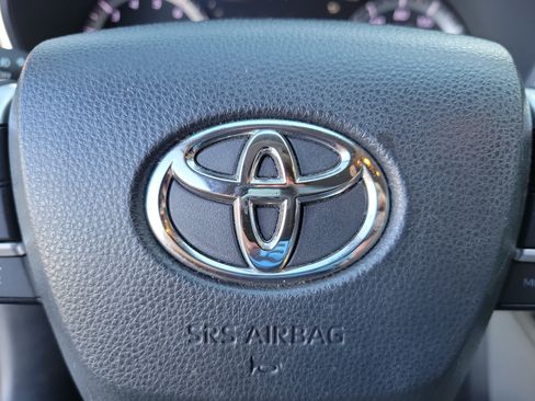 Used 2022 Toyota Highlander XLE FWD image 23