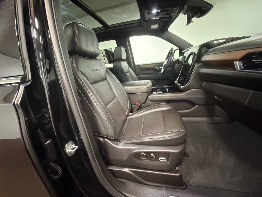 Used 2025 GMC Yukon Denali w/ Denali Reserve Package AWD/4WD image 13