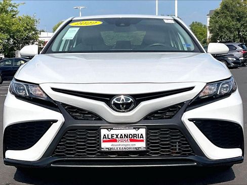 Used 2022 Toyota Camry SE FWD image 3