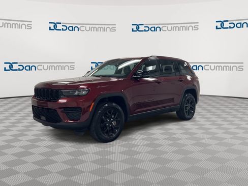 Used 2025 Jeep Grand Cherokee Altitude AWD/4WD image 4
