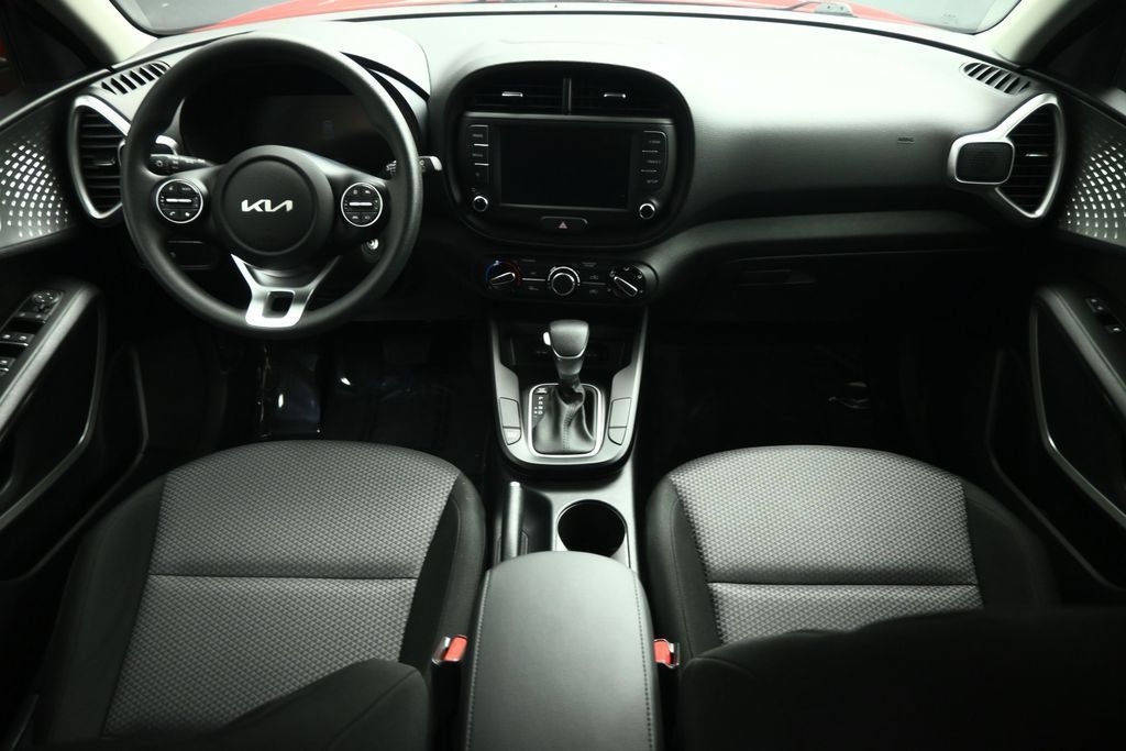Used 2025 Kia Soul LX w/ LX Technology Package FWD image 35