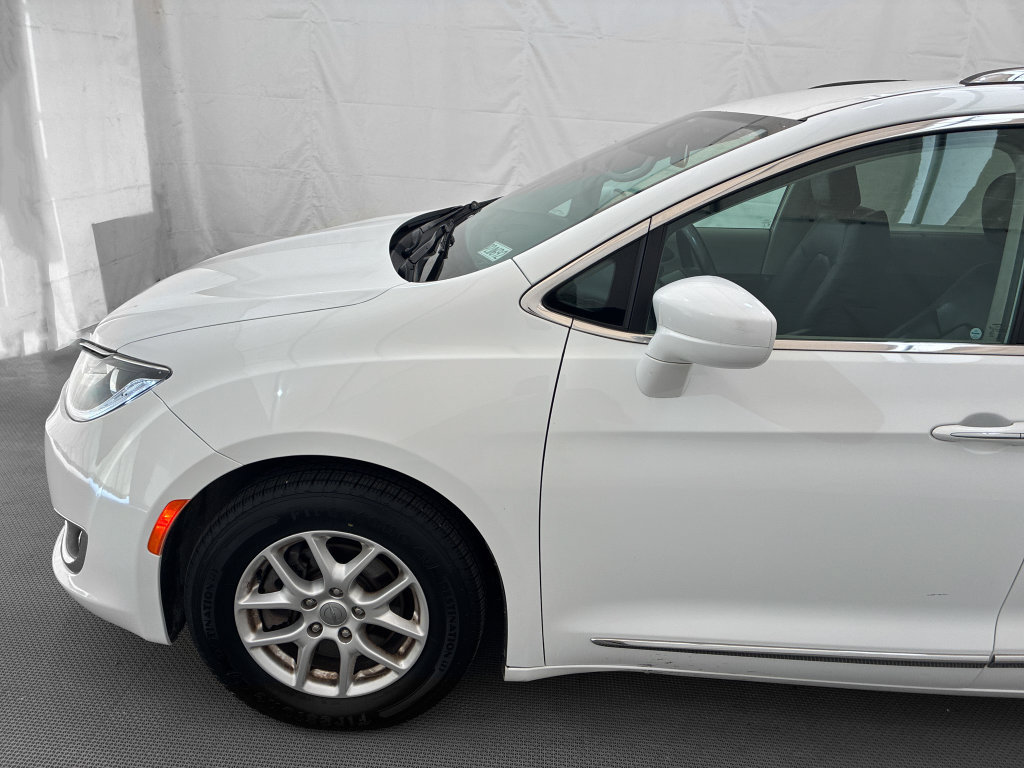Used 2020 Chrysler Pacifica Touring-L FWD image 3
