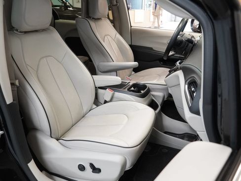 Used 2018 Chrysler Pacifica Limited w/ Advanced Safetytec Group FWD image 42