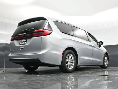 Used 2024 Chrysler Pacifica Touring-L FWD image 51