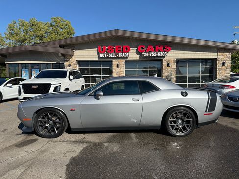 Used 2016 Dodge Challenger R/T Scat Pack w/ Leather Interior Group image 4