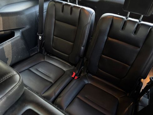 Used 2018 Ford Explorer XLT w/ Equipment Group 202A image 17