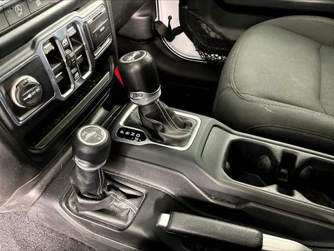 Used 2018 Jeep Wrangler Unlimited Sahara AWD/4WD image 16