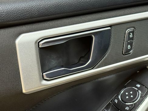 Used 2020 Ford Explorer XLT image 24