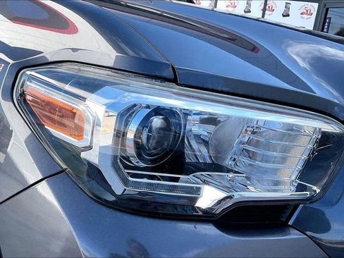 Used 2018 Toyota Tacoma TRD Off-Road image 24