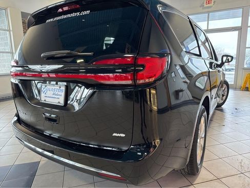 Used 2024 Chrysler Pacifica Touring-L AWD/4WD image 36