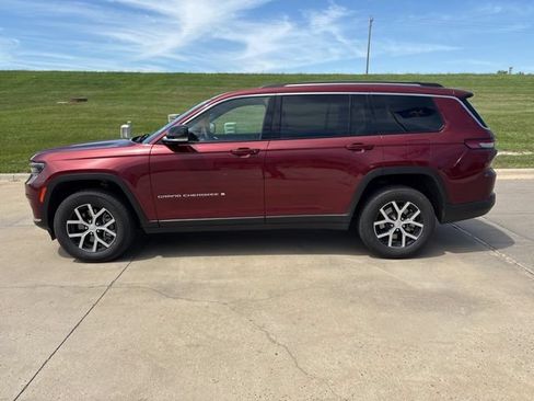 Used 2023 Jeep Grand Cherokee L Limited AWD/4WD image 6