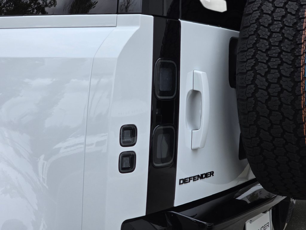 New 2026 Land Rover Defender 110 X-Dynamic SE AWD/4WD image 36