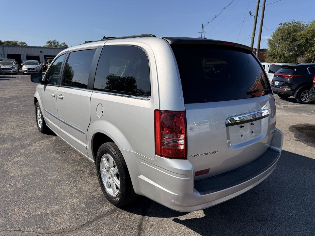Used 2010 Chrysler Town & Country Touring FWD image 4