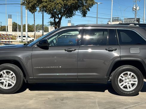 Used 2023 Jeep Grand Cherokee Laredo image 4