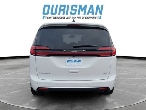 New 2027 Chrysler Pacifica Select w/ Family Tech Group AWD/4WD image 5