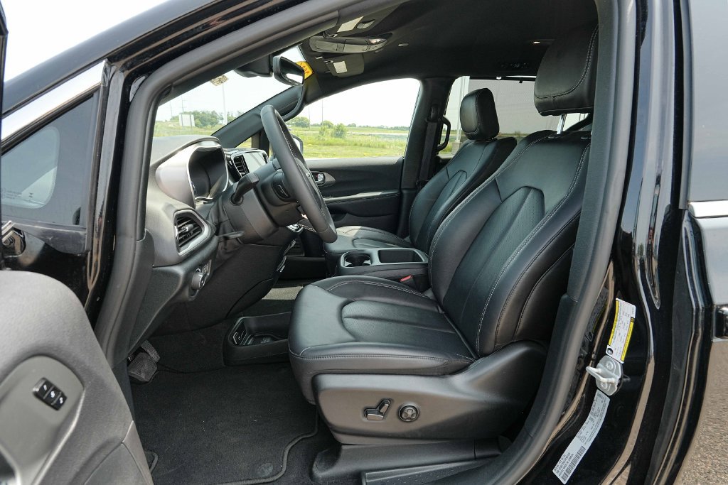 Used 2026 Chrysler Pacifica Select FWD image 18
