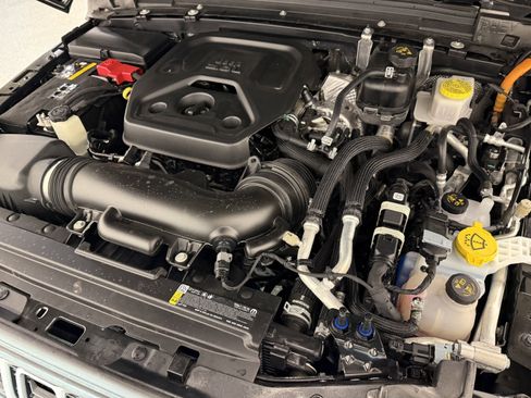 Used 2025 Jeep Wrangler Unlimited Sahara w/ Safety Group image 32