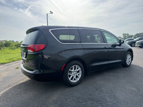 Used 2017 Chrysler Pacifica Touring FWD image 3
