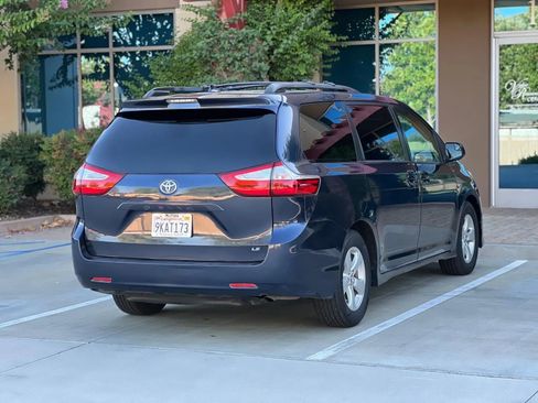 Used 2019 Toyota Sienna LE image 4