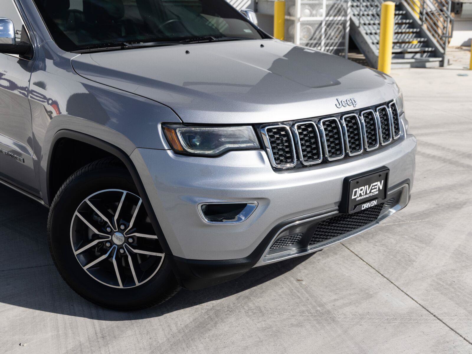 Used 2018 Jeep Grand Cherokee Limited w/ Luxury Group II AWD/4WD image 3